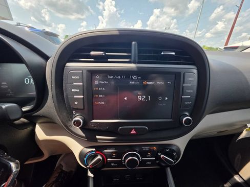 Used 2023 Kia Soul LX w/ LX Technology Package FWD image 18