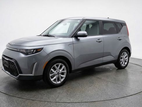 Used 2025 Kia Soul LX w/ LX Technology Package image 3