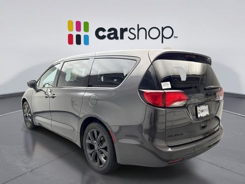 Used 2020 Chrysler Pacifica Touring w/ S Appearance Package FWD image 3
