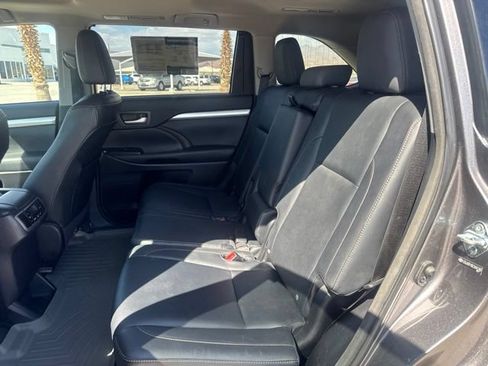 Used 2014 Toyota Highlander XLE AWD/4WD image 9