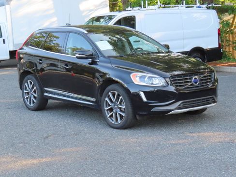 Used 2017 Volvo XC60 T6 Dynamic w/ Preferred Option Package AWD/4WD image 4