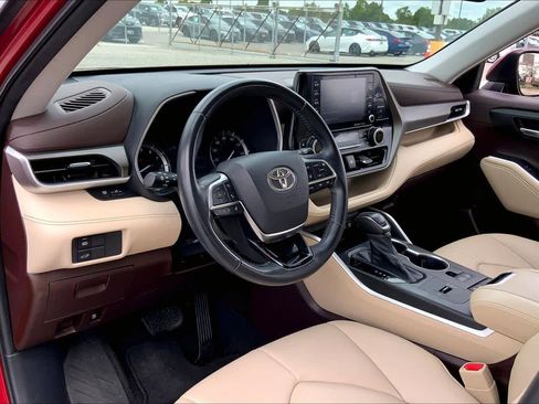 Used 2021 Toyota Highlander XLE FWD image 17