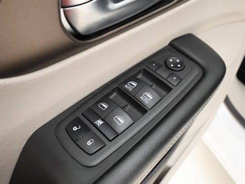 Used 2022 Chrysler Voyager LX image 9