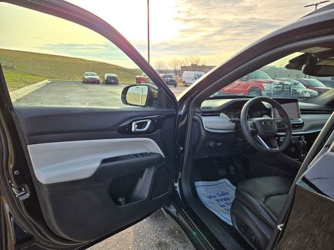 Used 2024 Jeep Compass Limited image 12