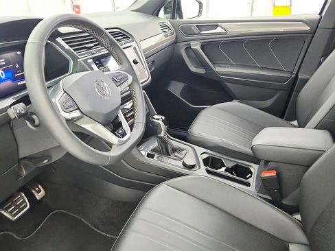 Used 2023 Volkswagen Tiguan SE R-Line image 31