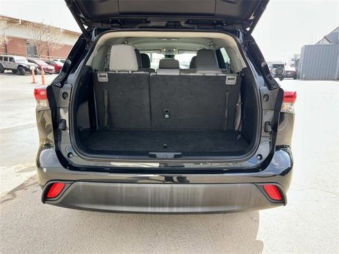 Used 2023 Toyota Highlander LE image 12