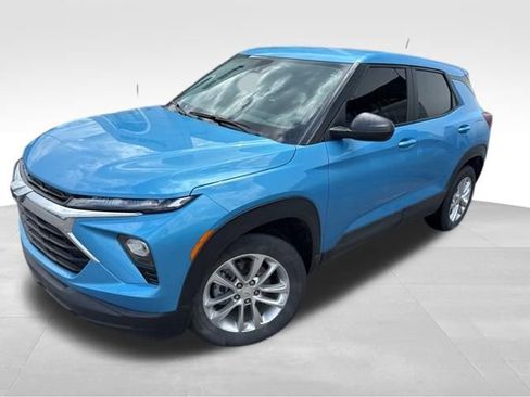 Used 2025 Chevrolet TrailBlazer LS w/ LS Convenience Package FWD image 2