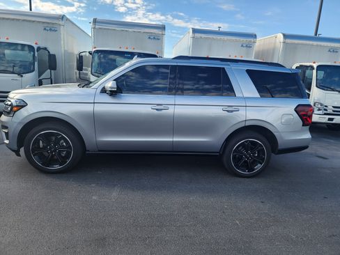Used 2024 Ford Expedition Limited RWD image 2