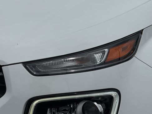 Used 2024 Hyundai Venue Limited FWD image 6