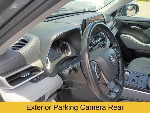Used 2023 Toyota Highlander XLE AWD/4WD image 11