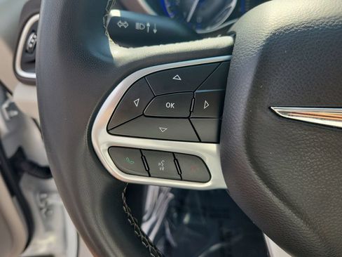 Used 2022 Chrysler Voyager LX FWD image 18