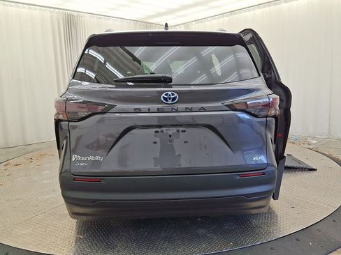 Used 2025 Toyota Sienna XLE w/ XLE Plus Package FWD image 32