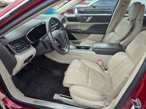 Used 2019 Lincoln Continental Select image 11