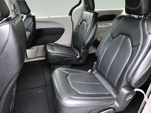 Used 2024 Chrysler Pacifica Touring-L FWD image 10