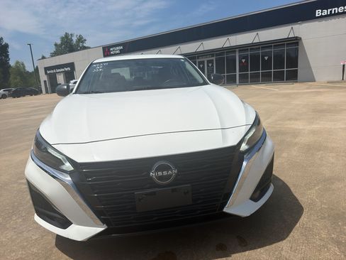 Used 2025 Nissan Altima 2.5 SV FWD image 2