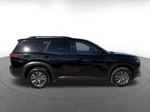 Used 2025 Nissan Pathfinder SV image 16