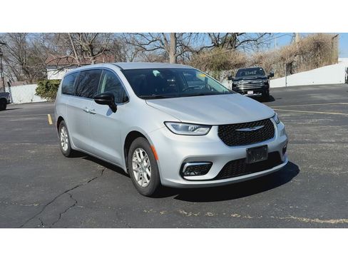 Used 2024 Chrysler Pacifica Touring-L FWD image 3