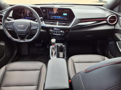 Used 2025 Chevrolet Trax RS w/ Sunroof Package FWD image 9