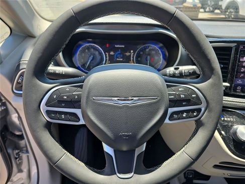 Used 2023 Chrysler Pacifica Touring-L FWD image 21