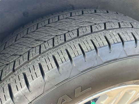 Used 2024 GMC Yukon XL SLT w/ SLT Luxury Package image 13