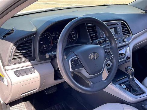 Used 2017 Hyundai Elantra SE image 17