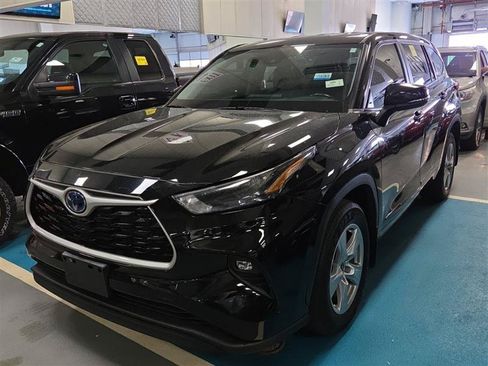 Used 2023 Toyota Highlander LE AWD/4WD image 4