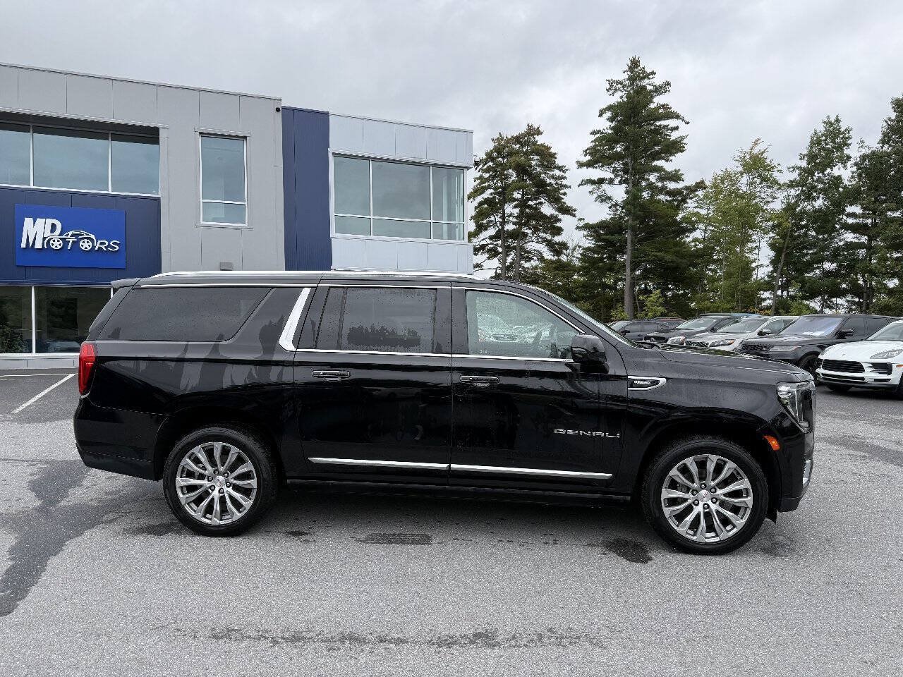 Used 2022 GMC Yukon XL Denali AWD/4WD image 5
