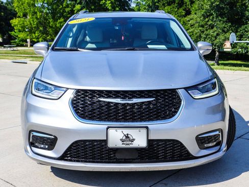 Used 2021 Chrysler Pacifica Touring-L FWD image 18