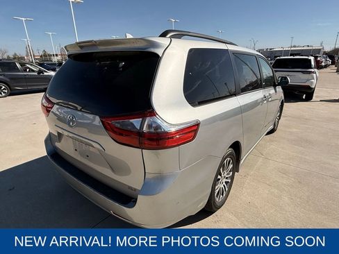 Used 2020 Toyota Sienna XLE image 5