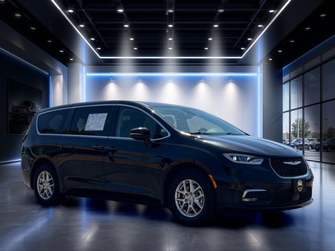Used 2024 Chrysler Pacifica Touring-L FWD image 2