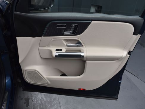 Used 2022 Mercedes-Benz GLB 250 4MATIC w/ Premium Package Lite image 5