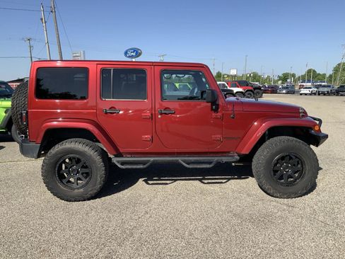 Used 2012 Jeep Wrangler Unlimited Sahara AWD/4WD image 11