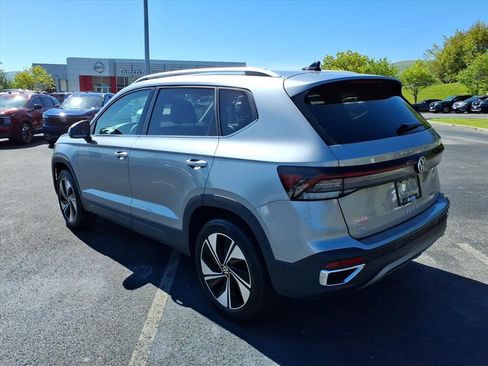 Used 2025 Volkswagen Taos SE AWD/4WD image 10