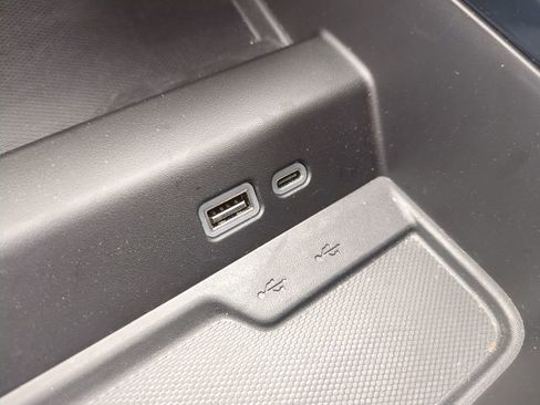 Used 2025 Chevrolet Suburban Z71 image 28