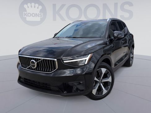 Certified 2025 Volvo XC40 B5 Plus image 1