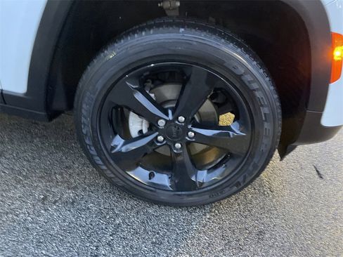 Used 2023 Jeep Grand Cherokee Altitude image 11