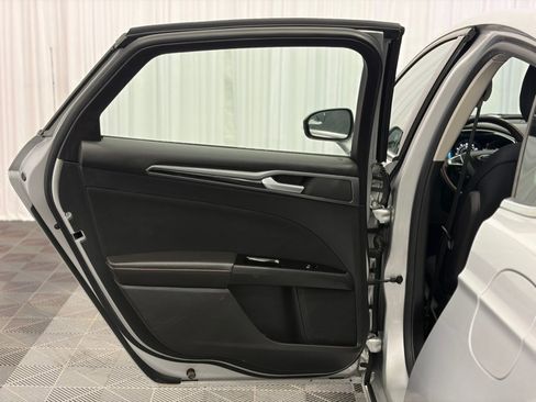 Used 2016 Ford Fusion SE FWD image 13