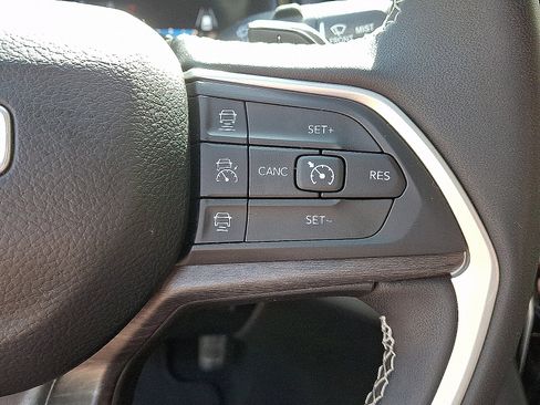 Certified 2023 Jeep Grand Cherokee Limited AWD/4WD image 23