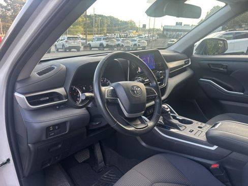 Used 2023 Toyota Highlander LE AWD/4WD image 12