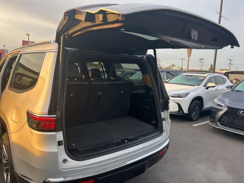 Used 2022 Jeep Wagoneer Series III w/ Premium Group I image 32