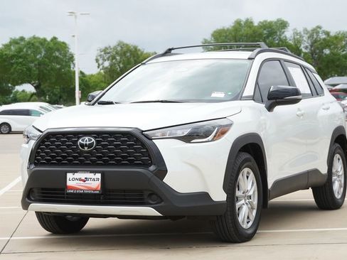 Used 2025 Toyota Corolla Cross LE FWD image 4
