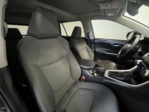 Used 2019 Toyota RAV4 XLE w/ Convenience Package FWD image 9