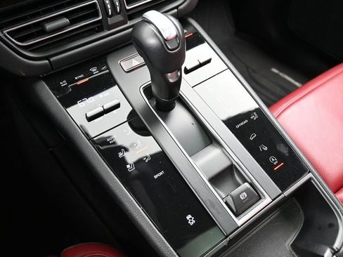 Certified 2024 Porsche Macan image 21