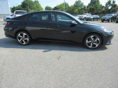 Used 2023 Hyundai Elantra SEL w/ Convenience Package FWD image 4