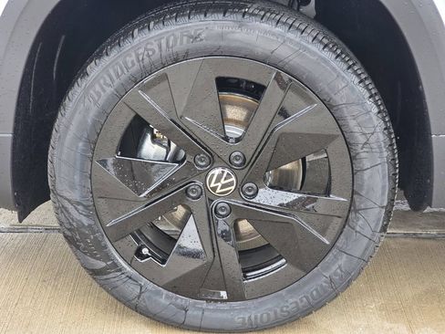 New 2026 Volkswagen Taos SE FWD image 9