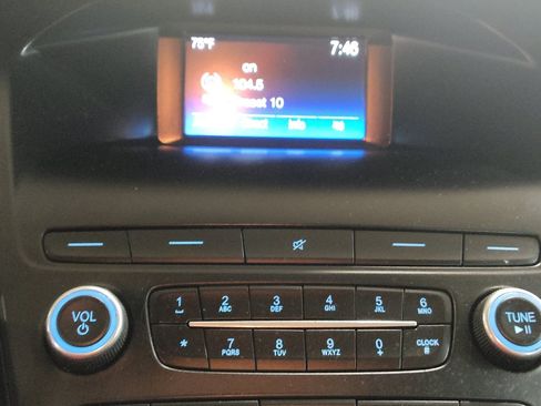 Used 2018 Ford Focus SE w/ SE Appearance Package FWD image 25