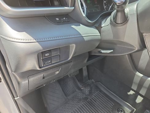 Used 2020 Toyota Highlander XLE AWD/4WD image 16