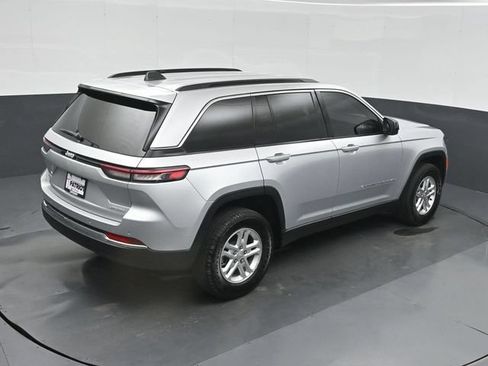 Used 2025 Jeep Grand Cherokee Laredo AWD/4WD image 38