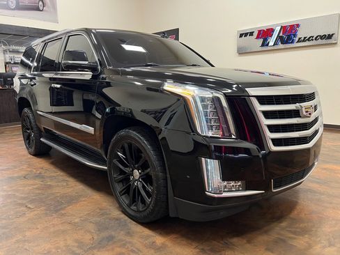 Used 2018 Cadillac Escalade Luxury RWD image 3