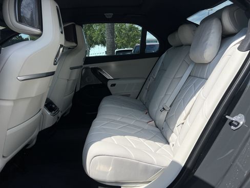 Used 2023 BMW i7 xDrive60 w/ Executive Package 2 AWD/4WD image 31